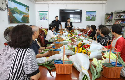 我院退休党支部开展“花艺传情 乐享生活”主题插花培训活动，丰富文化艺术交流